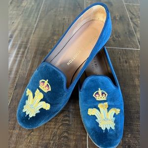 Size 8 Stubbs & Wooten blue velvet loafers with gold design on toe.